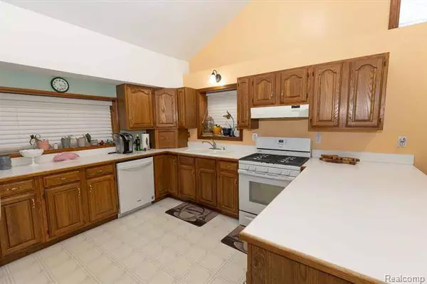 710 HEMINGWAY Road, Lake Orion, MI 48362