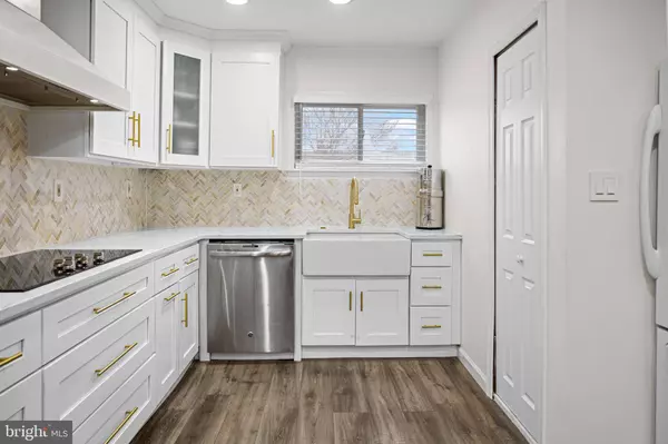 14 DEWBERRY LN, Levittown, PA 19055