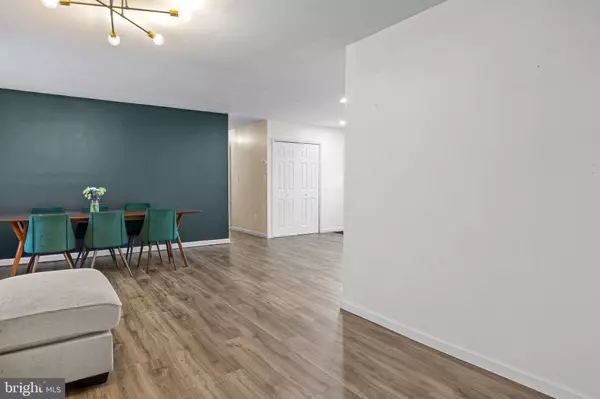 14 DEWBERRY LN, Levittown, PA 19055