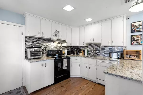 4 Overlea Ave, Peabody, MA 01960