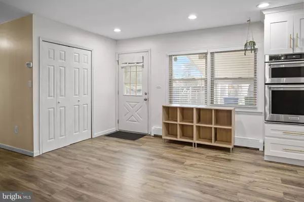 14 DEWBERRY LN, Levittown, PA 19055