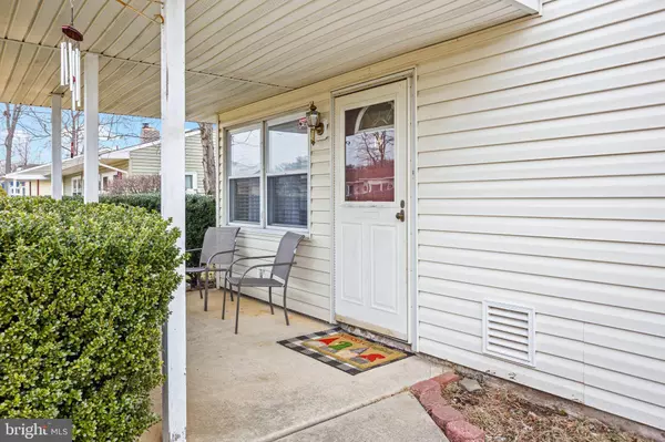 14 DEWBERRY LN, Levittown, PA 19055