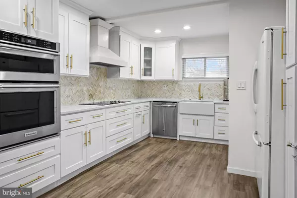 14 DEWBERRY LN, Levittown, PA 19055