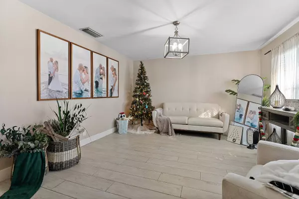 3589 N Libby DR, West Palm Beach, FL 33406