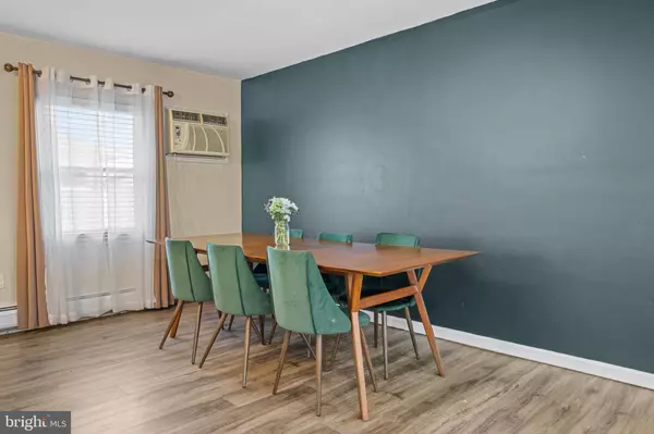 14 DEWBERRY LN, Levittown, PA 19055