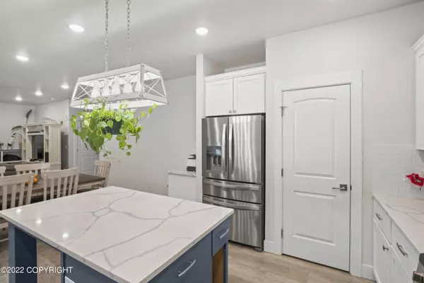 2380 E Grizzly Bear DR, Wasilla, AK 99654