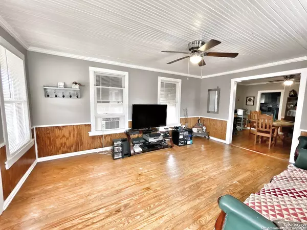 127 Avondale Ave, San Antonio, TX 78223