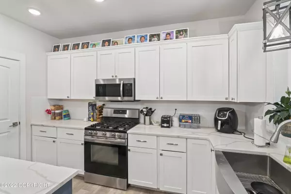 2380 E Grizzly Bear DR, Wasilla, AK 99654