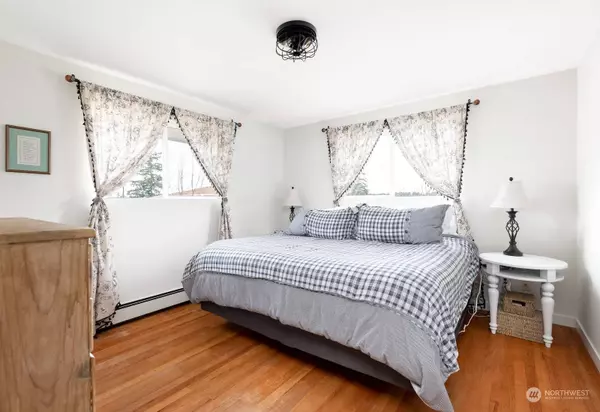 901 NE Netlam LN, Oak Harbor, WA 98277