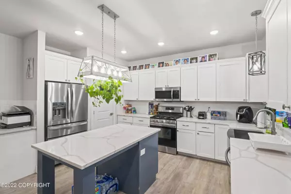 2380 E Grizzly Bear DR, Wasilla, AK 99654