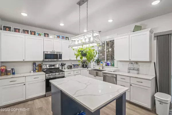 2380 E Grizzly Bear DR, Wasilla, AK 99654