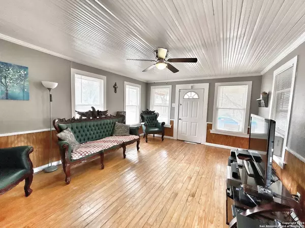 127 Avondale Ave, San Antonio, TX 78223