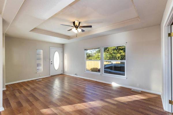 14 Ellie DR, Santa Rosa, CA 95403