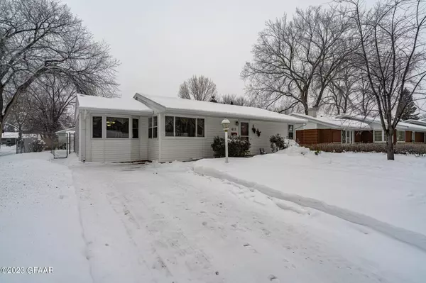 615 CAMPBELL Drive, Grand Forks, ND 58201