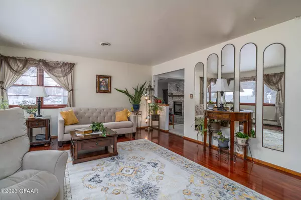 615 CAMPBELL Drive, Grand Forks, ND 58201