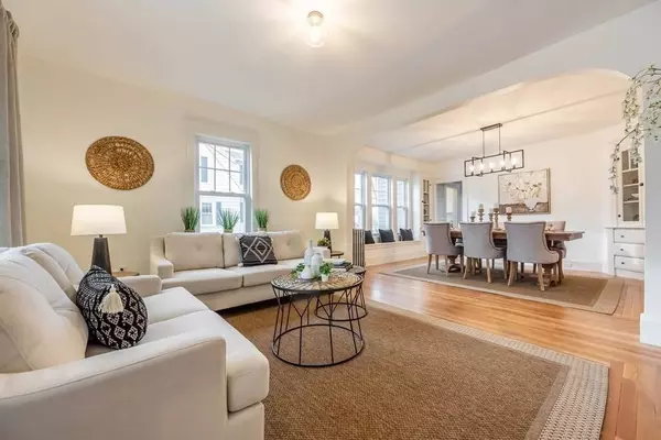 33 Buckingham Rd, North Andover, MA 01845