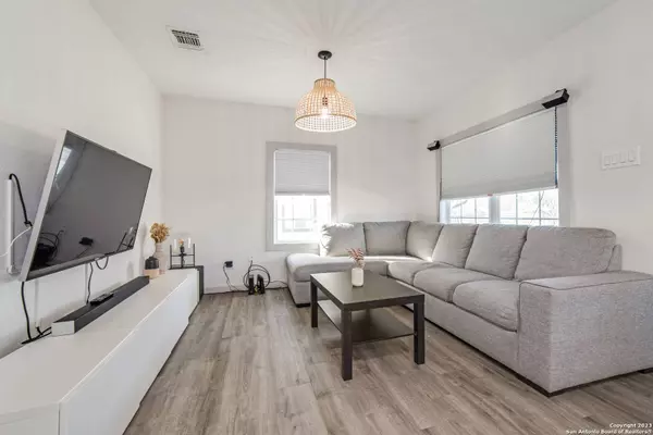 750 SW 34th St, San Antonio, TX 78237