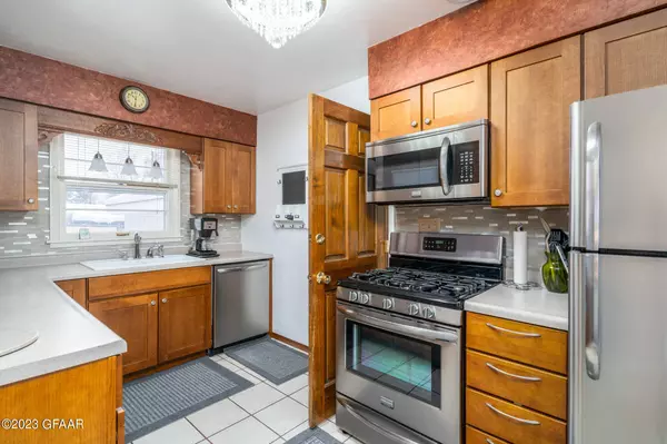 615 CAMPBELL Drive, Grand Forks, ND 58201