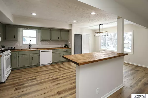 9356 Pratt Circle, Omaha, NE 68134