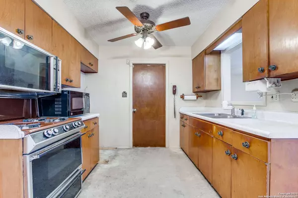 7823 BRONCO LN, San Antonio, TX 78227-3443