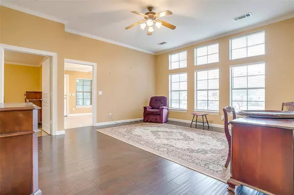 852 Earhart Avenue, Grand Prairie, TX 75051