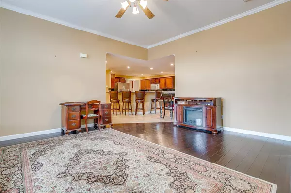 852 Earhart Avenue, Grand Prairie, TX 75051