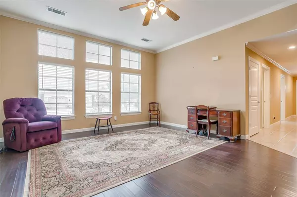 852 Earhart Avenue, Grand Prairie, TX 75051