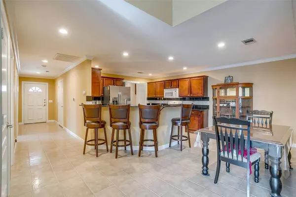 852 Earhart Avenue, Grand Prairie, TX 75051