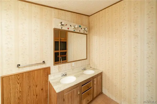 1042 Rosebud DR, Bullhead, AZ 86442