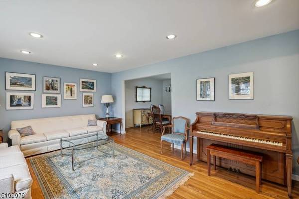 29 Cherry Hill Rd, Livingston Twp., NJ 07039