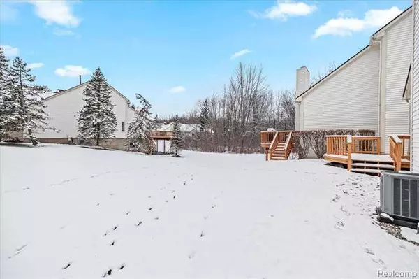 43700 Algonquin, Novi, MI 48375