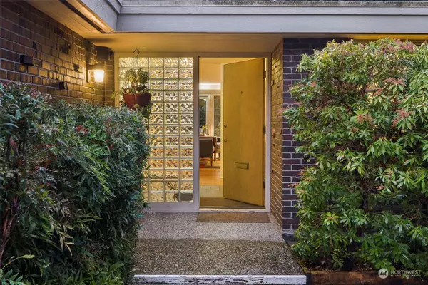 5233 Pullman AVE NE, Seattle, WA 98105