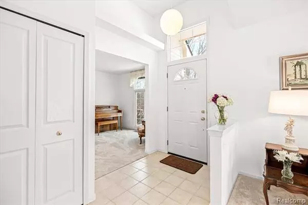 43700 Algonquin, Novi, MI 48375