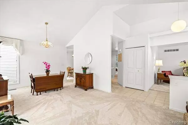 43700 Algonquin, Novi, MI 48375