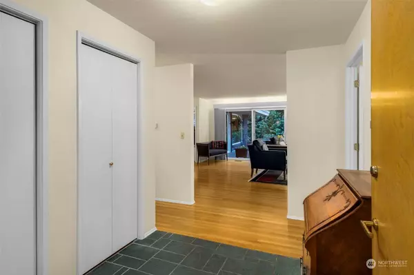 5233 Pullman AVE NE, Seattle, WA 98105