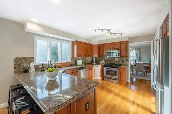 5 Devonshire Pl, Andover, MA 01810