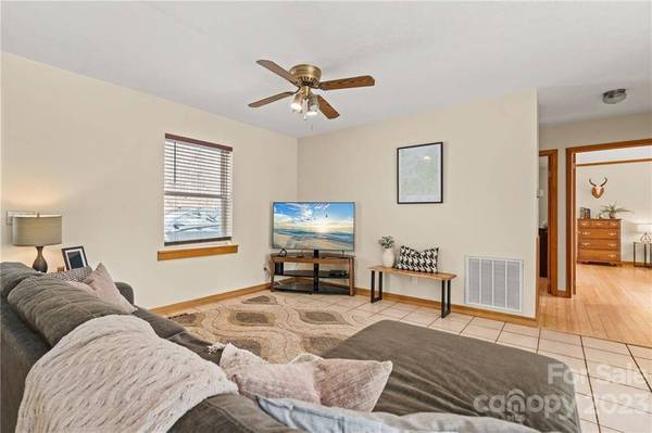 668 Finley Cove RD, Hendersonville, NC 28739