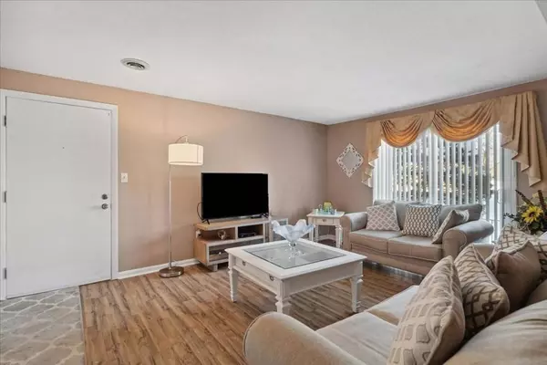 15 Pilgrim Cir #B, Methuen, MA 01844