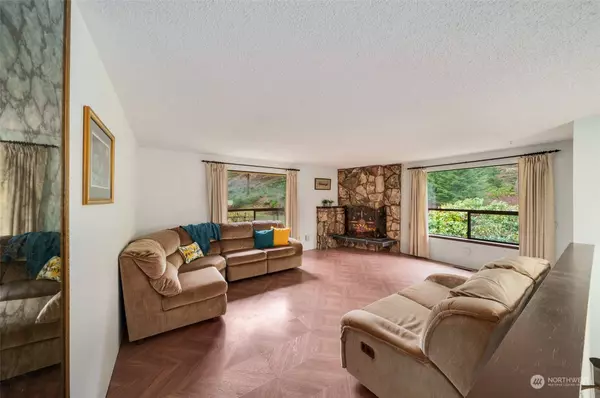 203 NE Bear Creek Dewatto RD, Belfair, WA 98528