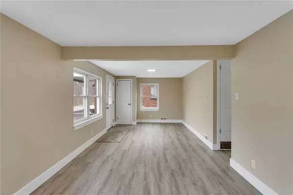 433 Agnew Rd, Jeannette, PA 15644