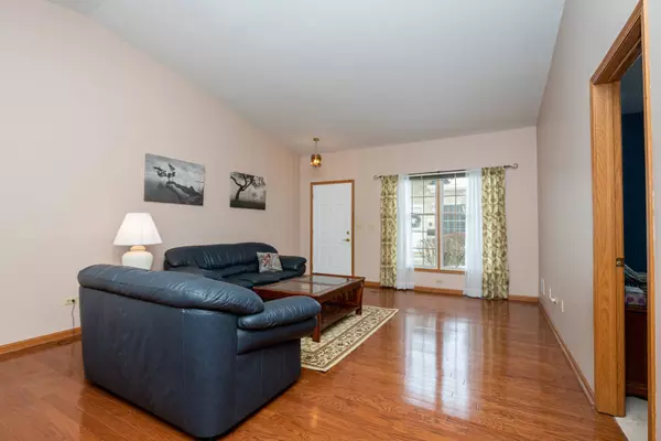 1084 Chovan DR #1084, Joliet, IL 60435