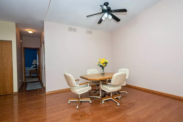 1084 Chovan DR #1084, Joliet, IL 60435