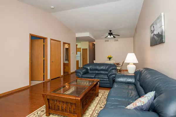 1084 Chovan DR #1084, Joliet, IL 60435