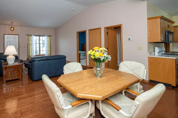 1084 Chovan DR #1084, Joliet, IL 60435