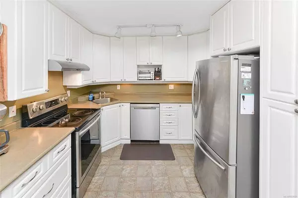 71 Hartland Ave, Saanich, BC V9E 1L7