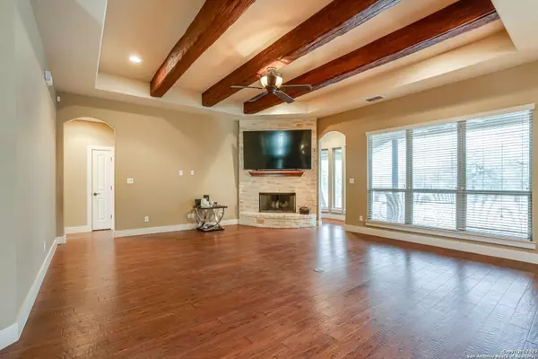 160 BRIDGEWATER DR, La Vernia, TX 78121