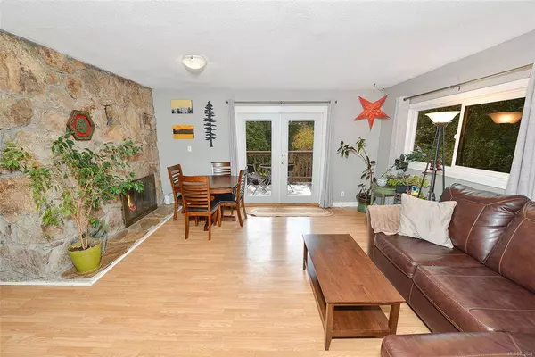 71 Hartland Ave, Saanich, BC V9E 1L7