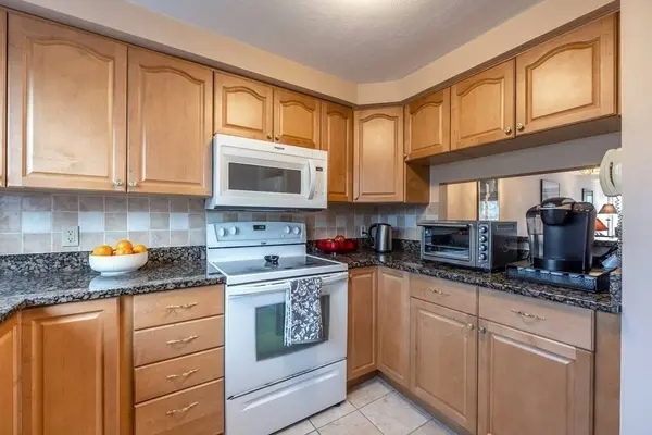 101 Mill Pond #101, North Andover, MA 01845