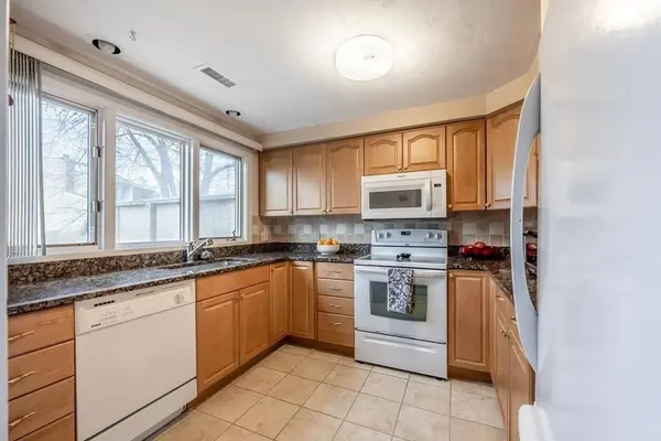 101 Mill Pond #101, North Andover, MA 01845