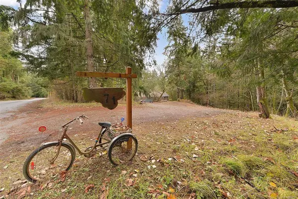 71 Hartland Ave, Saanich, BC V9E 1L7